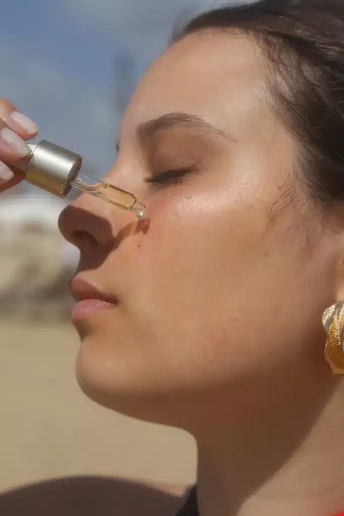 Visage de femme à la plage utilisant de l'huile de pépin de figue de barbarie